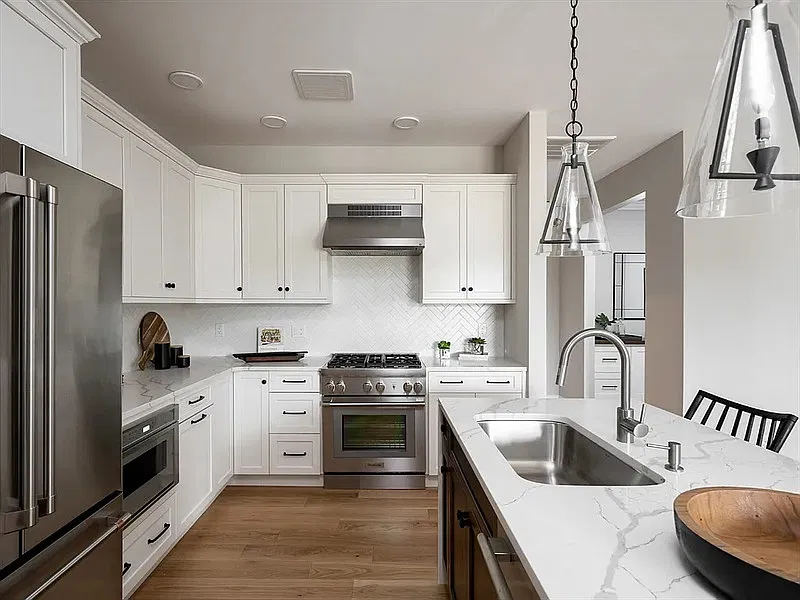 1 bed, 1.0 bath, 1077 sqft, $1,920 — Photo 3