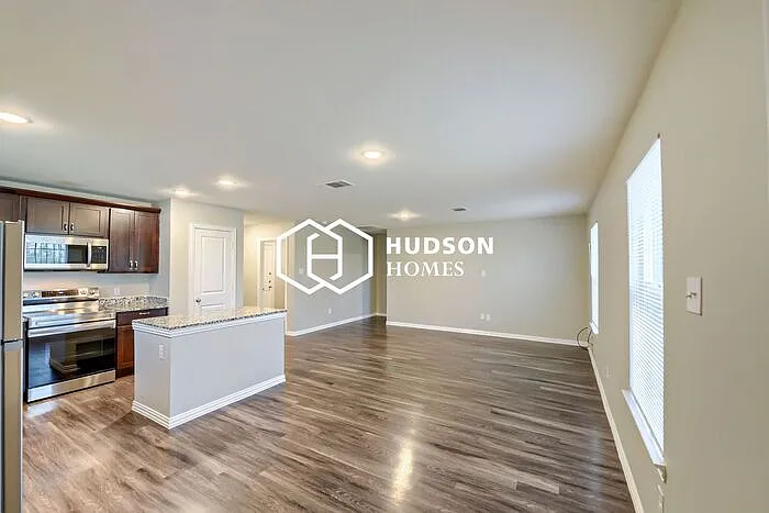 3 bed, 2.0 bath, 1298 sqft, $1,575 — Photo 4
