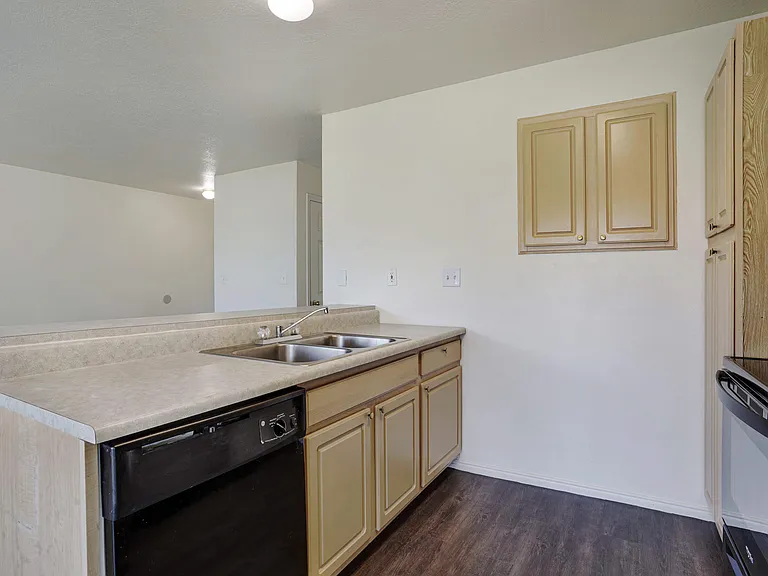 Hanbury Manor Apartments — Photo 9
