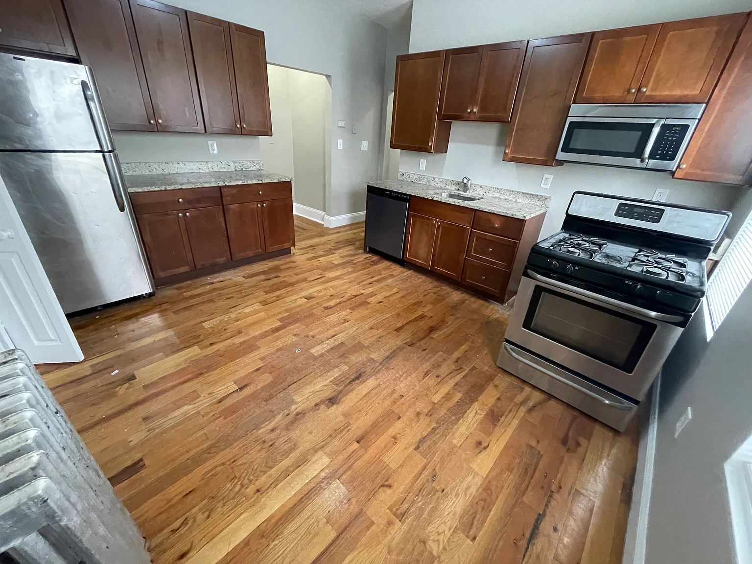 3 bed, 9999 sqft, $3,400 — Photo 2