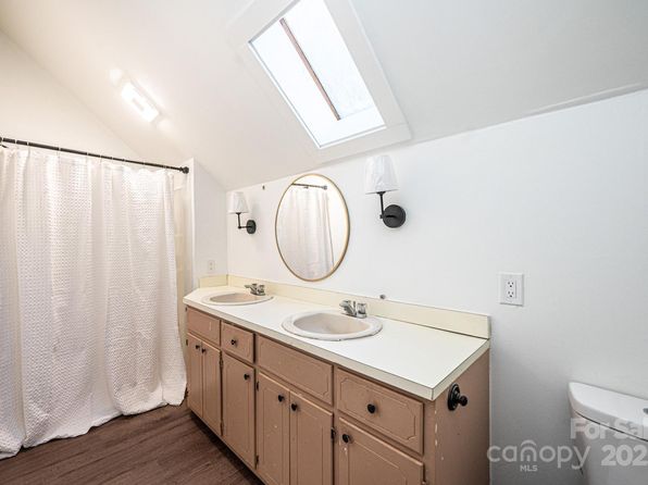 1621 Mountain Circle Dr, Lenoir, NC 28645