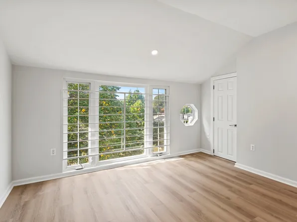 3-35 Grandview Avenue image 9 of 23