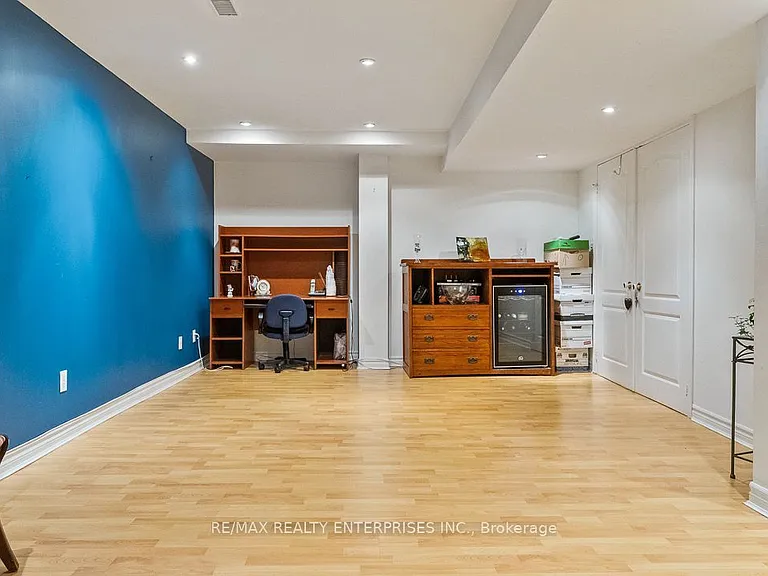 1373 Queen Victoria Ave — Photo 40