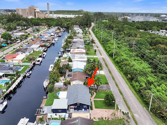 4th image of 4681 SW 42nd Avenue