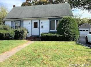 21 Walnut Ave, Patchogue, NY 11772