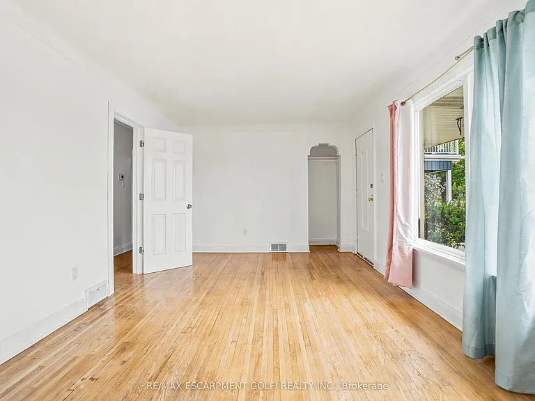 602 Geneva St — Photo 5