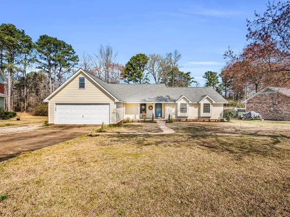 139 Lakeover Dr W, Columbus, MS 39702