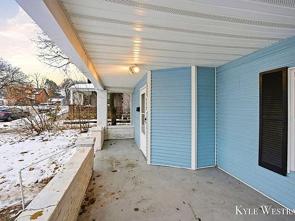 5th image of 117 Houseman Ave NE