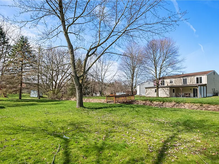 16 Wheatfield Dr — Photo 26