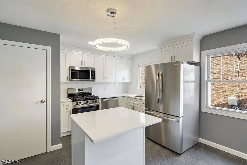 3 bed, $3,195 — Photo 2
