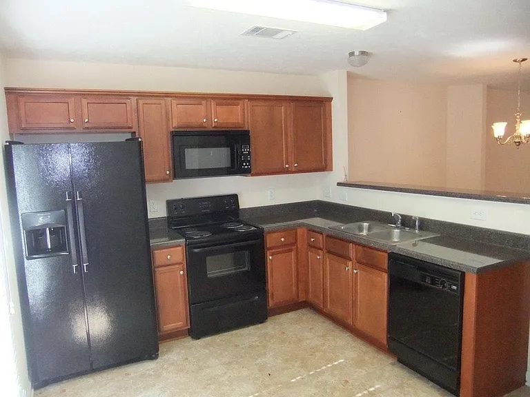 6062 Cullen Dr — Photo 3