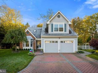 12 Hampton Ct, Mount Laurel, NJ 08054