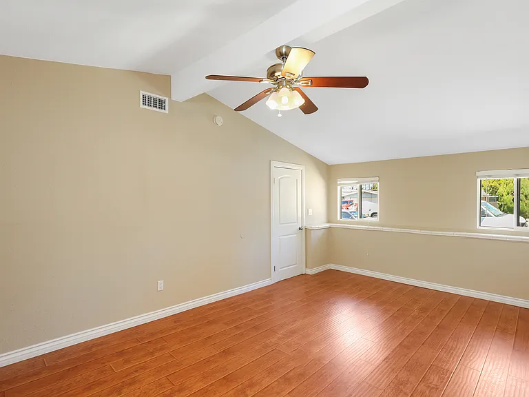 526 N Emerald Dr — Photo 17