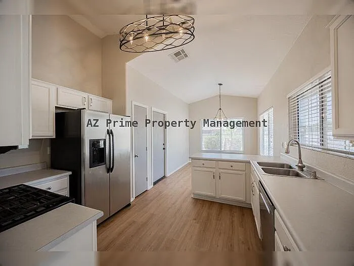 1710 E Oakland St — Photo 8