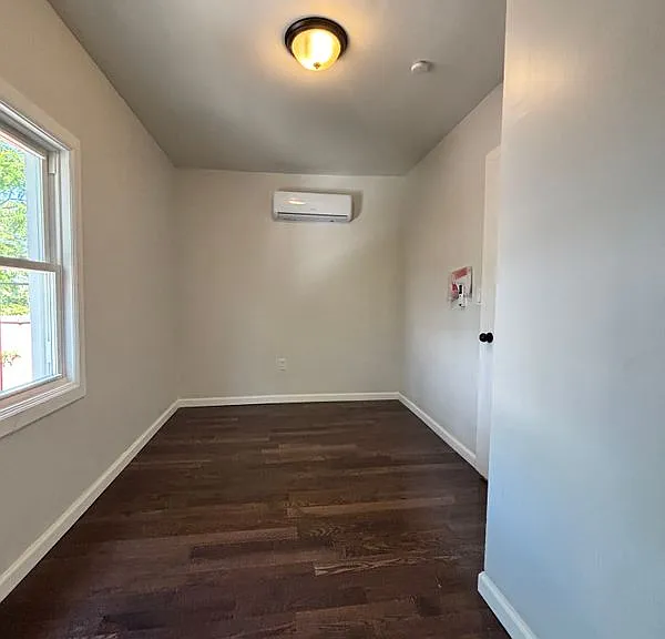 837 Penfield St — Photo 8