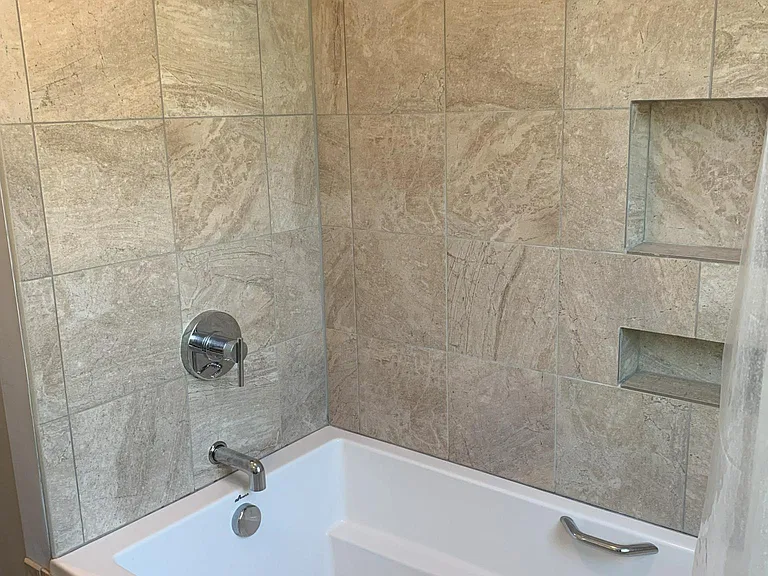 Main Bathroom Shower/Tub