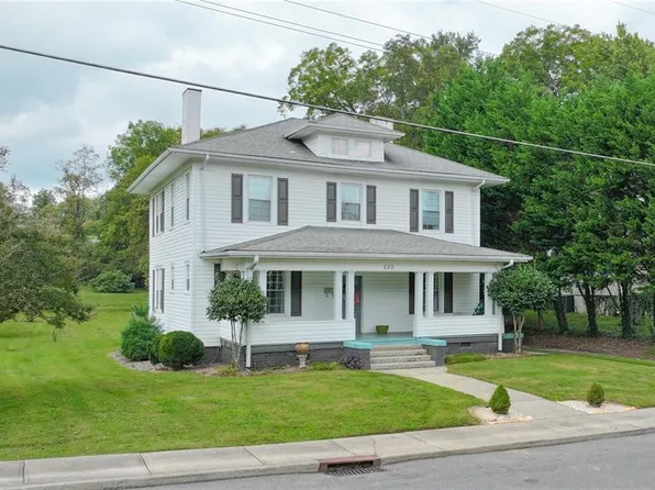 220 W Church St, Mount Airy, NC 27030