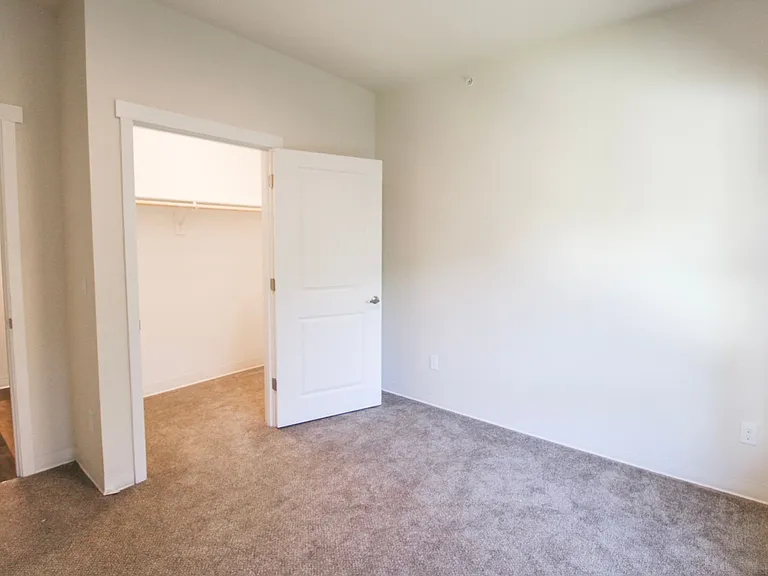 Creek's Edge Apartments — Photo 12