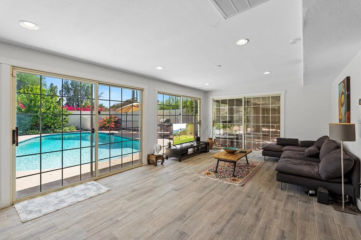 3 bed, 2424 sqft, $4,400 — Photo 3