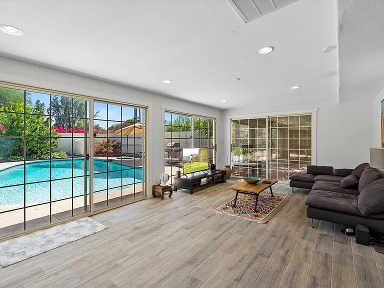 8713 E Orange Blossom Ln — Photo 3