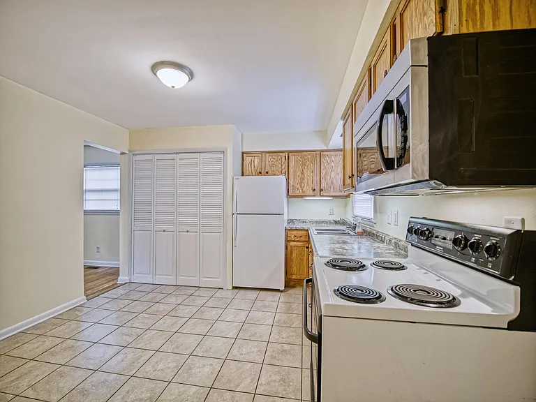 160 E Lowry Ln — Photo 7