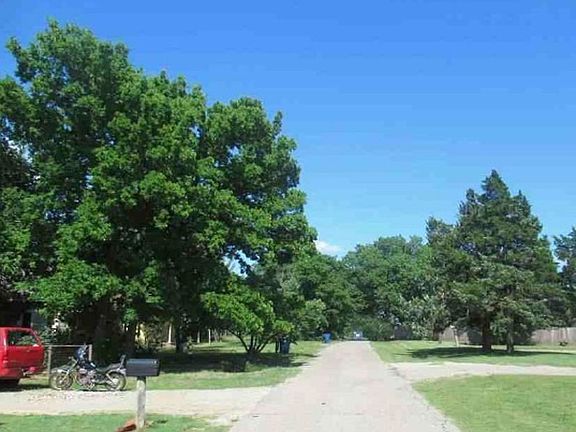 Exterior Neighborhood (street photo)