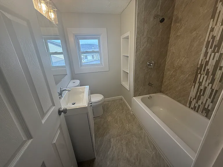 131 W Line St — Photo 32