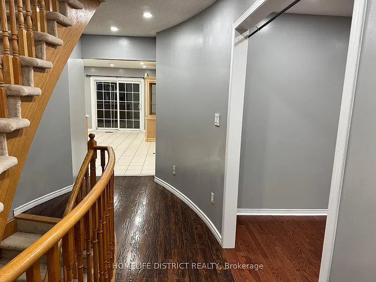 1100 Ashgrove Cres — Photo 45
