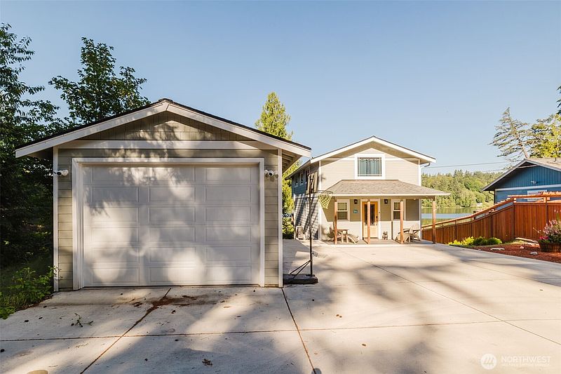 5th image of 8022 Long Lake Road SE
