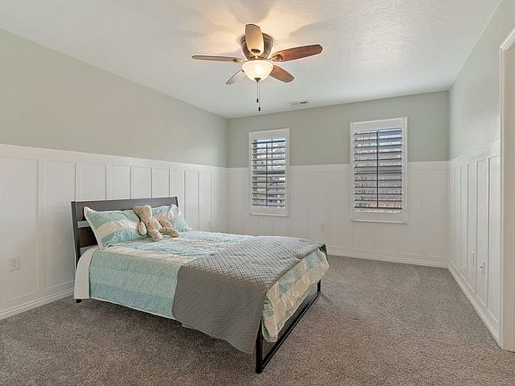 4th image of 220 E Backhand Ln