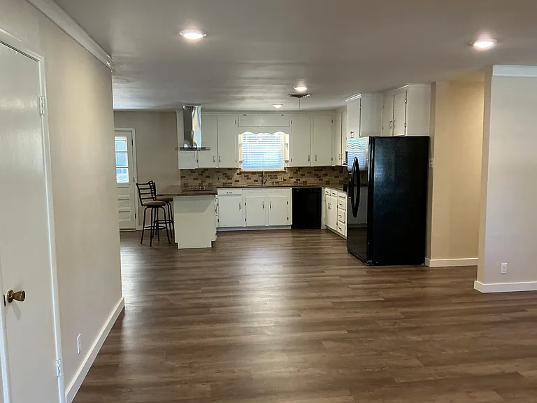 5909 Whitman Ave — Photo 3