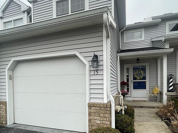 15 Leeward Ln