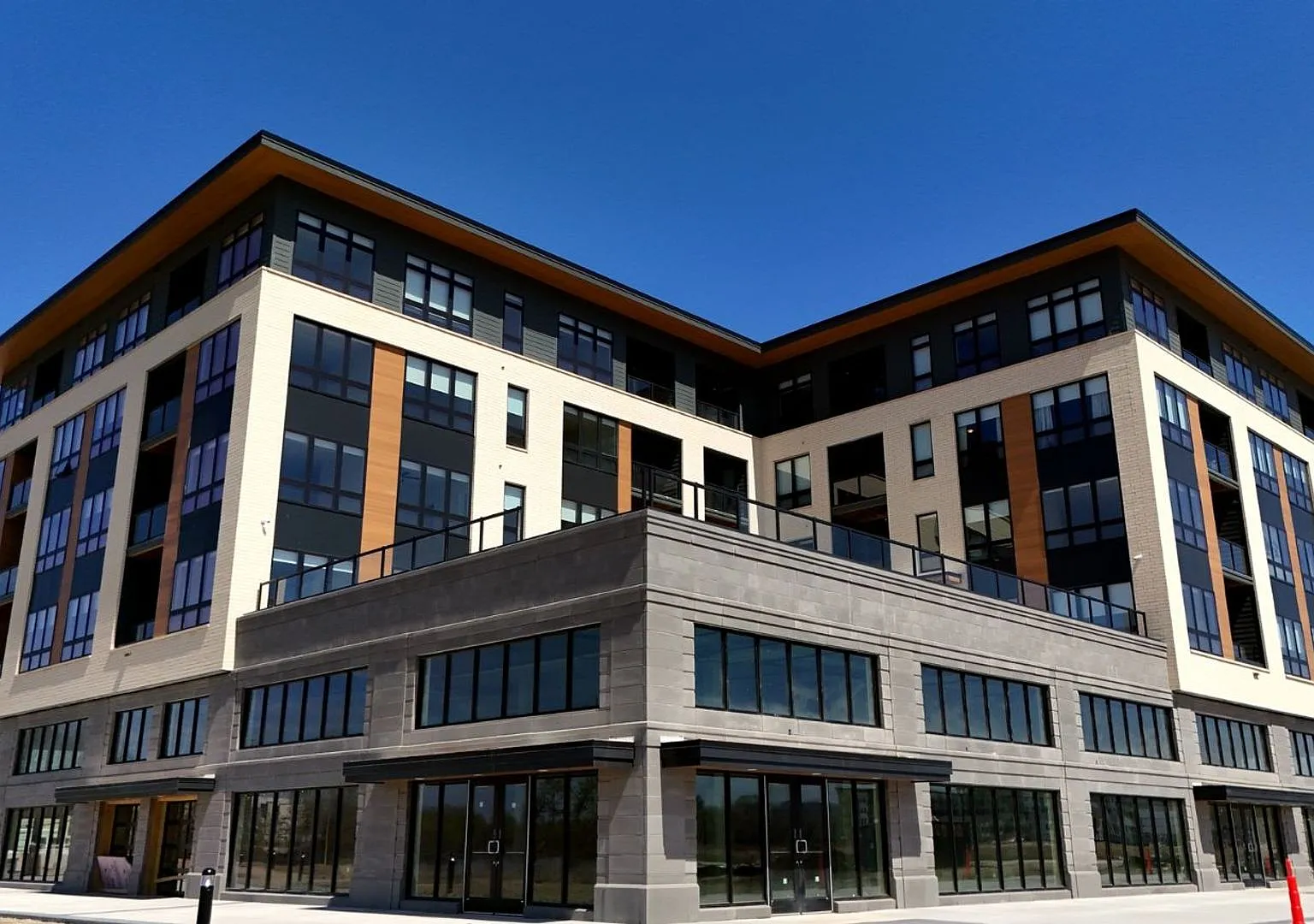 Brand New - War Eagle Apartments in the River Point District — Photo 1