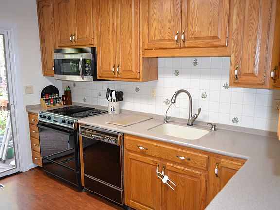 3rd image of 993 Miller Cir