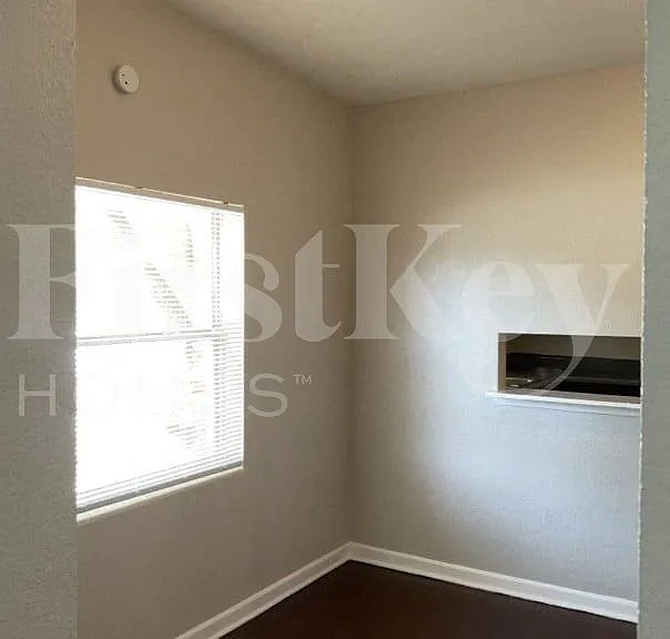 1324 N Powers Dr — Photo 9