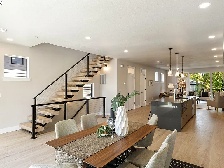 617 SW Lobelia St — Photo 13
