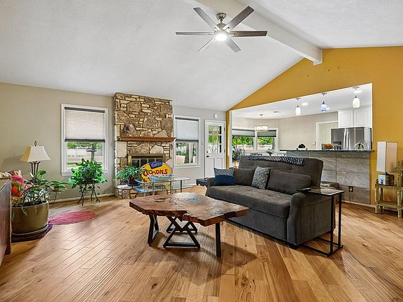 3rd image of 433 Oak Wood Rd