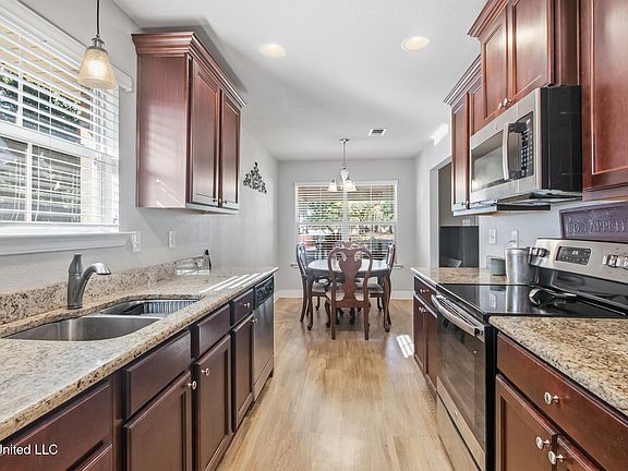 3rd image of 10538 Roundhill Dr