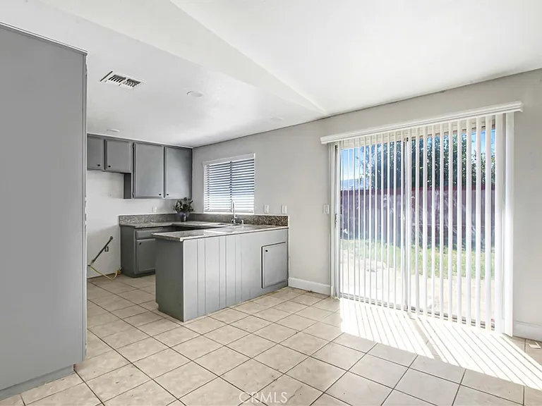 1142 W King St — Photo 4
