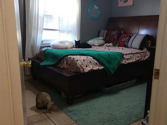 2nd image of 4915 Yacht Harbor Cir