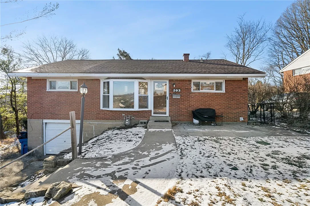 203 Kingston Dr photo 1