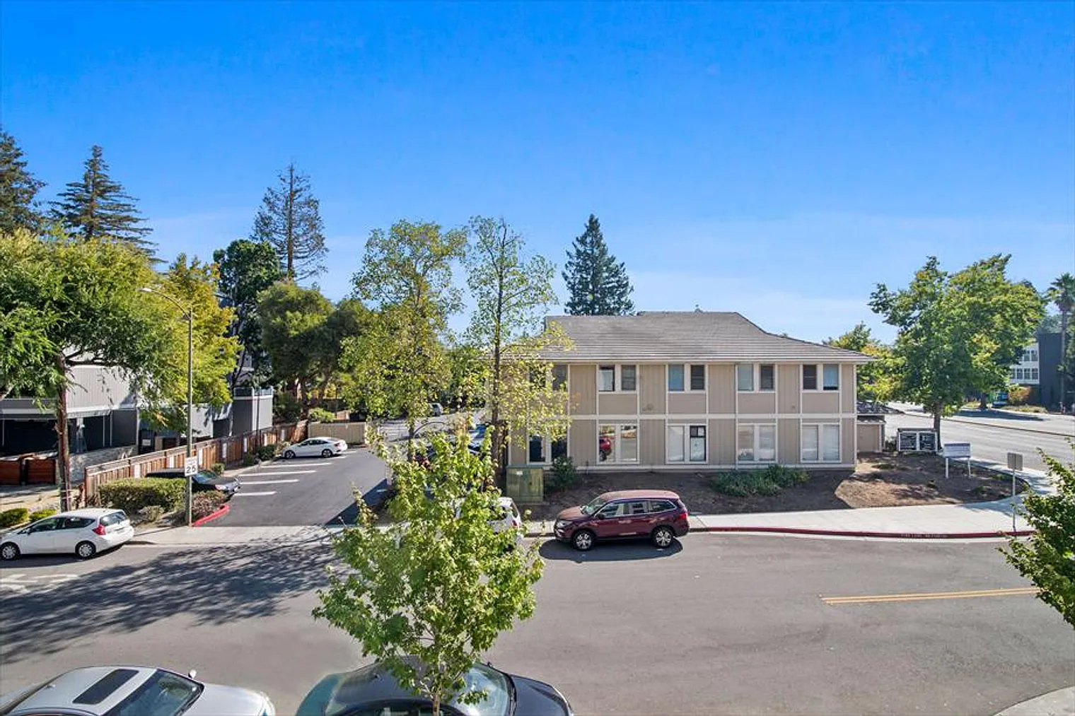 1 bed, 1.0 bath, 742 sqft, $9,352 — Photo 3