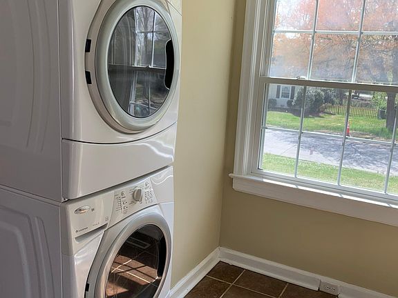 3rd image of 2810 Stratford Dr