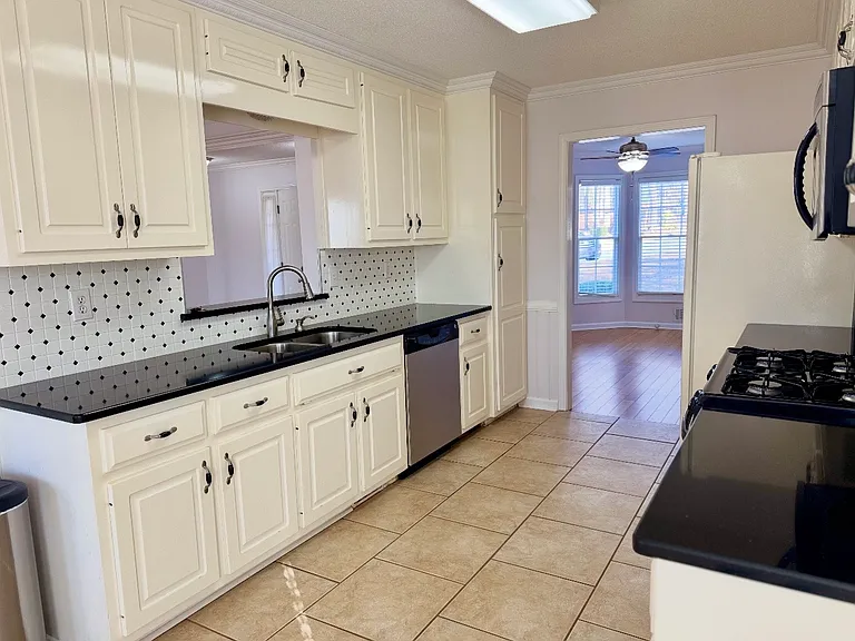 1136 Fieldstone Dr — Photo 4