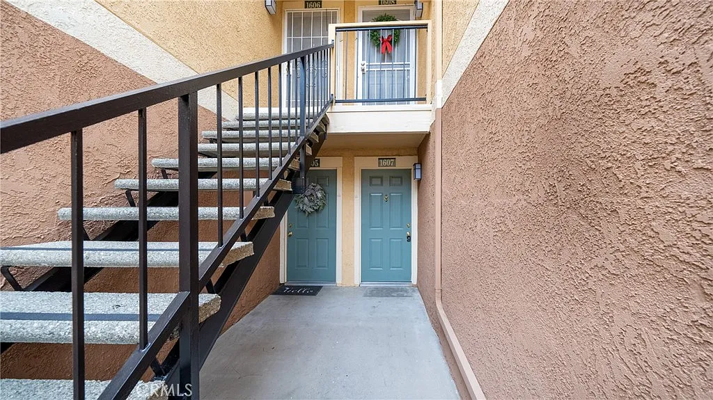 2 bed, 816 sqft, $2,300 — Photo 2