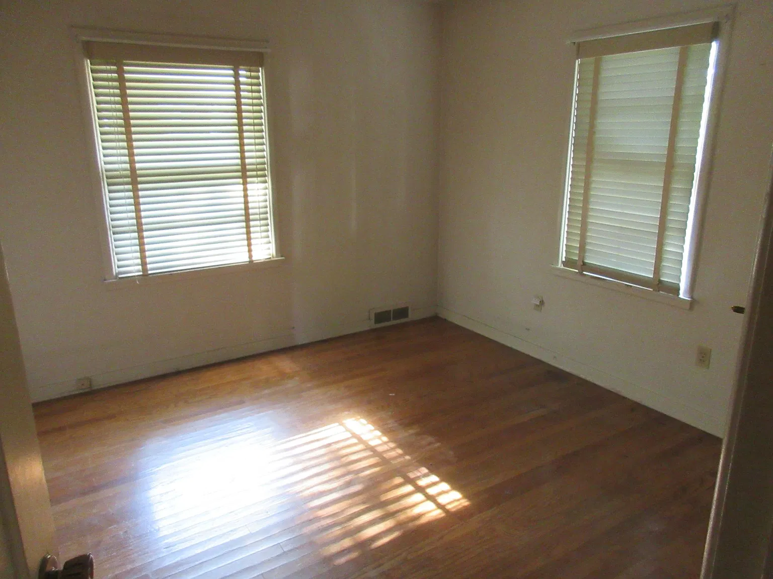 4 bed, 1.5 bath, 1464 sqft, $1,800 — Photo 2