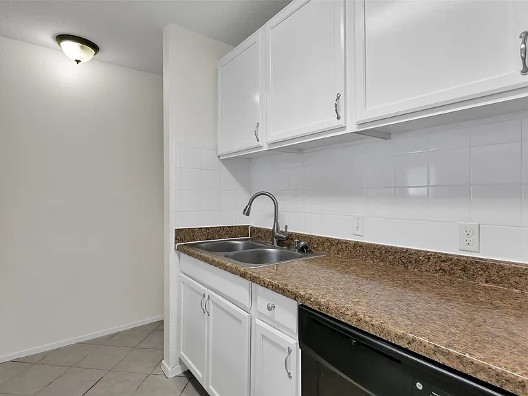 1018 Surrey Ct — Photo 13