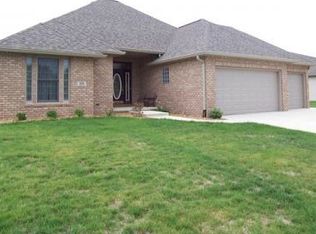 200 Ironwood Dr, Pekin, IL 61554
