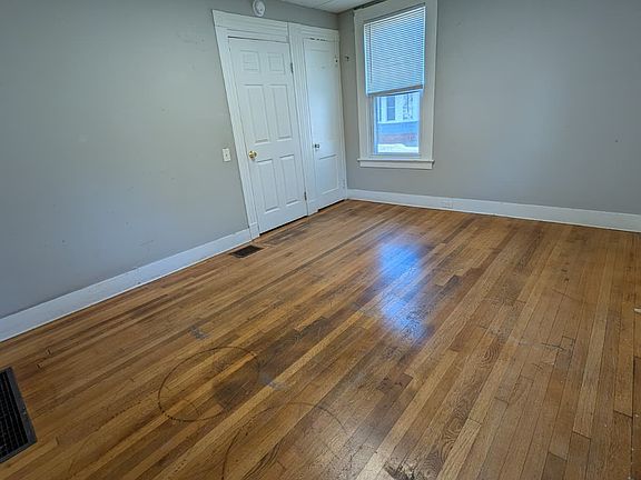 4th image of 476 Thompson Ave #11