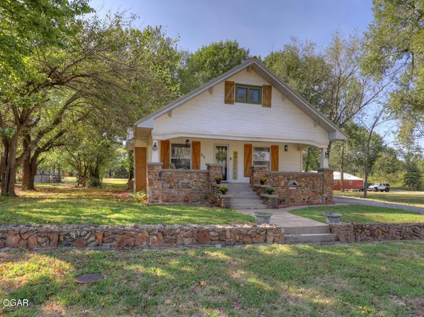 211 W Kneeland, Liberal, MO 64762